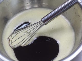 巧克力熔岩蛋糕,再将前面融化的巧克力黄油加入蛋液中拌匀