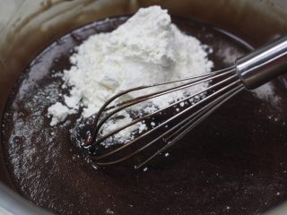 巧克力熔岩蛋糕,再倒入过筛的低筋面粉