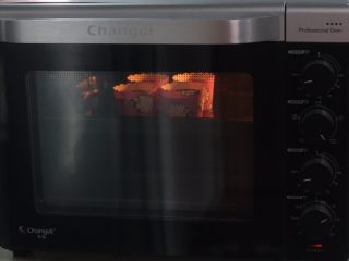 巧克力熔岩蛋糕,放入预热好的烤箱上下火190度，烤14分钟左右