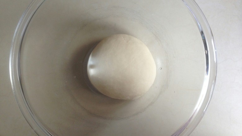 凯蒂猫豆沙包,室温高的时候，将和好的面团放在盆里，盖上保鲜膜。