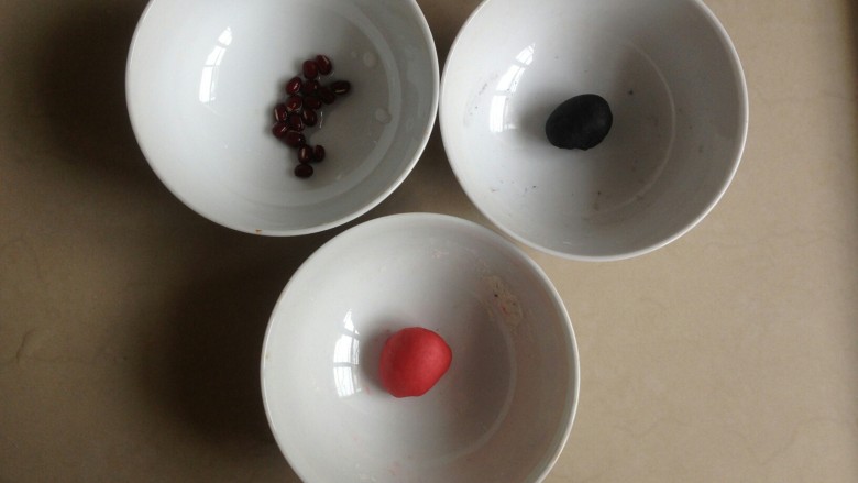 凯蒂猫豆沙包,在等待发酵的时间，分别用10克面粉加入竹炭粉和红曲粉。和成红色和黑色的小面团。<a style='color:red;display:inline-block;' href='/shicai/ 3607'>红豆</a>需要提前浸泡两个小时以上。