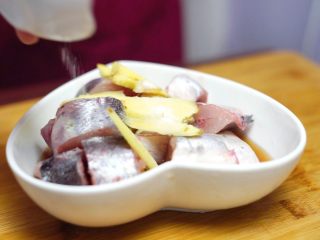砂锅蒜香焖鮰鱼,加适量食盐