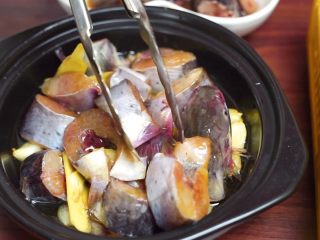 砂锅蒜香焖鮰鱼,将腌制好的鮰鱼平铺在蒜子上