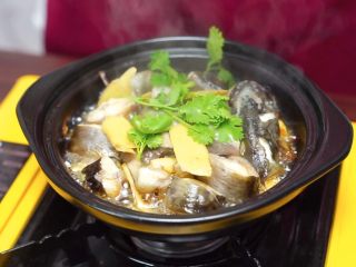 砂锅蒜香焖鮰鱼,撒上香菜