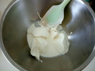 奥利奥芝士,香缇奶油做法:先用一小部分奶油和马斯卡彭混合均匀。