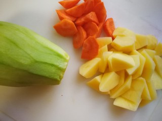 乱炖,土豆，胡萝卜茄子去皮切菱形块