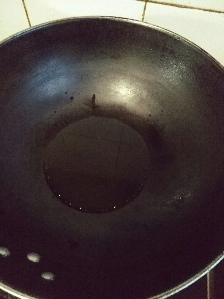 香辣凉拌金针菇,锅里倒入食用油油