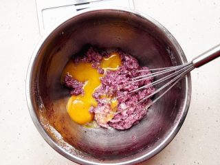 棉花糖紫薯蛋糕,蛋白与蛋黄分离，分别装在两具干净无油的盆里，将蛋黄分次加入面粉糊里，拌匀，
