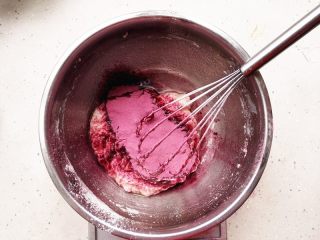 棉花糖紫薯蛋糕,筛入紫薯粉，拌匀，