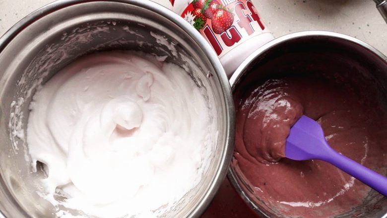 棉花糖紫薯蛋糕,取1/3的蛋白拌入面糊中，翻拌均匀，