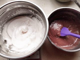 棉花糖紫薯蛋糕,
再将一起倒入剩余的蛋白中，翻拌均匀，