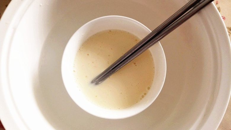 木瓜奶冻,用筷子不断搅拌，直至完全溶解，如果是奶锅加热的，要放凉备用，