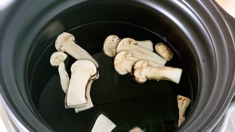 原味鮮松茸竹荪湯,直接放砂鍋煲即可。