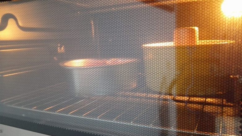火龙果戚风,烤箱预热，上下火，最下层，170度，烤35分钟左右，具体请根据自己的烤箱来调整。