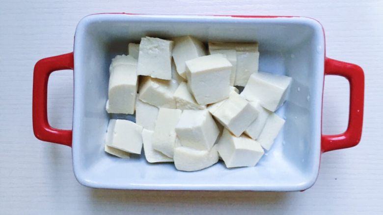 鲜虾豆腐蒸水蛋,这个时候就可以将嫩豆腐切成小丁放入碗中
