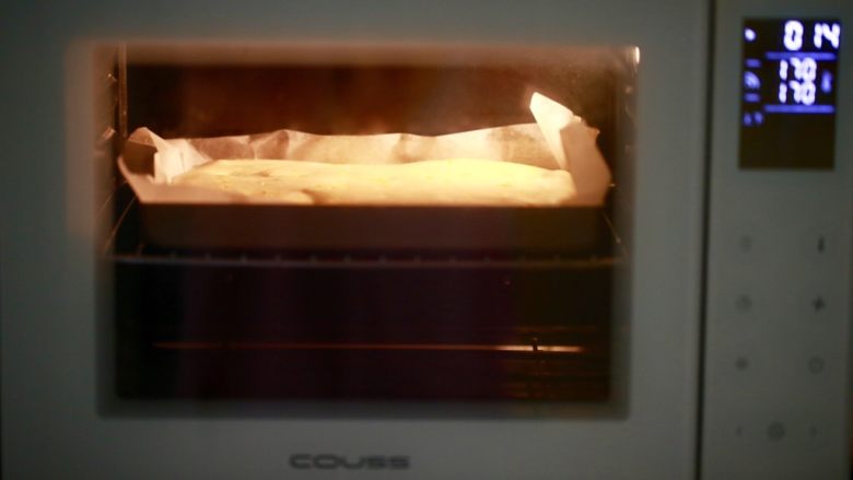 香橙蛋糕卷（清爽过夏天）,放进烤箱中层，烤18-22分钟。每家烤箱不一样，大家根据自己情况调整，用牙签戳一下拿出来没有粘糊，就说明烤好了。不能烤太干哦，烤太干，卷的时候会裂。