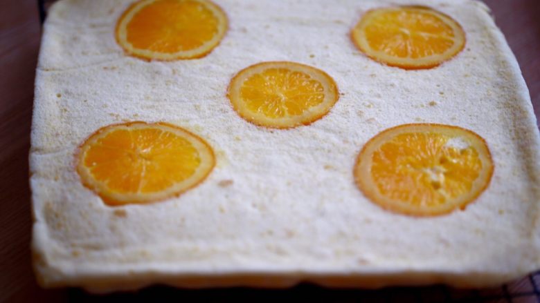 香橙蛋糕卷（清爽过夏天）,烤好的面胚及时拿出来去除烤纸，晾凉。