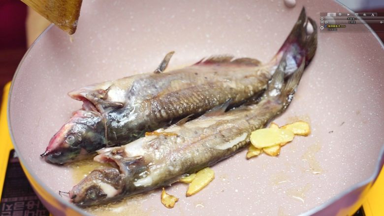 开胃黄金汤—金汤鮰鱼,鮰鱼两面煎至微黄