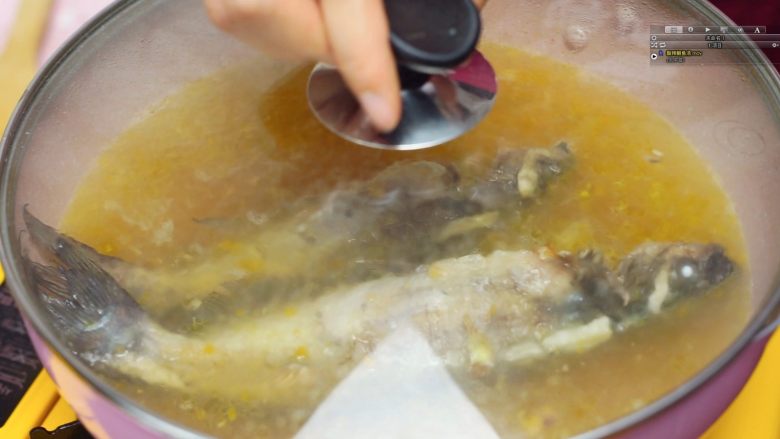 开胃黄金汤—金汤鮰鱼,大火煮开后，转小火焖煮15分钟