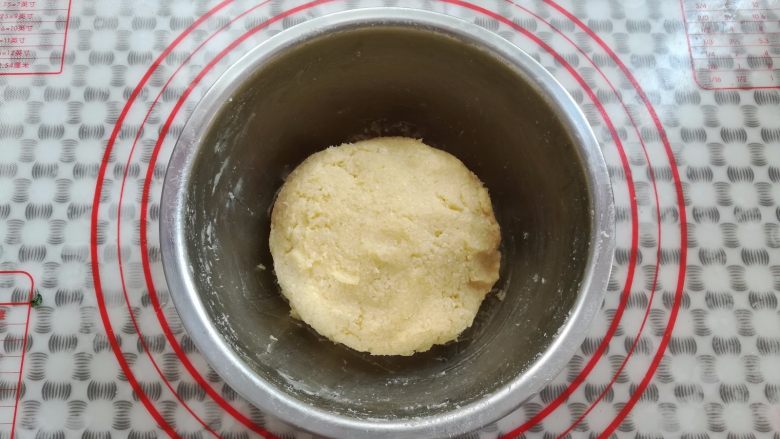 黄金椰蓉球,混合到没有干粉的成团状态，放冰箱冷藏半小时
