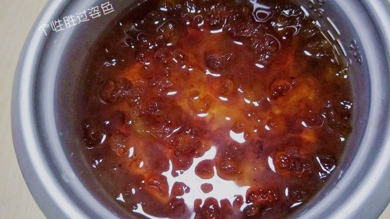 红枣炖桃胶,桃胶放入清水中浸泡一夜（12小时以上）至软涨，体积能涨到10倍以上。