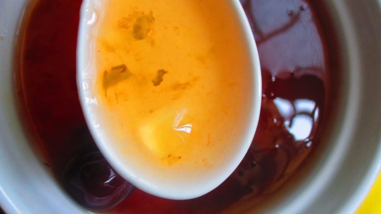 红枣炖桃胶,常食用桃胶能使皮肤变得水润有弹性，气色红润有光泽