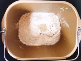 椰香四溢的软绵绵椰蓉面包,依次将冰牛奶、盐、糖、鸡蛋、面包粉、干酵母倒入面包机桶内，和面15分钟。