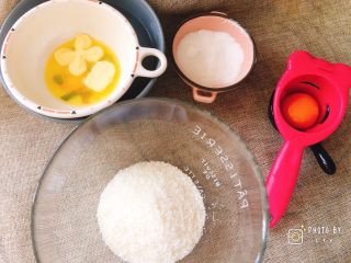 椰香四溢的软绵绵椰蓉面包,发酵的同时，准备椰蓉部分：
黄油隔热水融化；鸡蛋分离，只留蛋黄。
