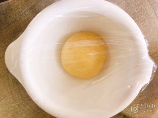 椰香四溢的软绵绵椰蓉面包,取出面团再次揉成团，盖上保鲜膜室温发酵至2.5倍大小，需要50分钟——1小时。