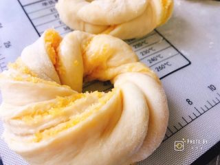 椰香四溢的软绵绵椰蓉面包,然后从右向左像扭麻绳一样，两端一定要捏紧，防止发酵或烘烤的时候散开。
