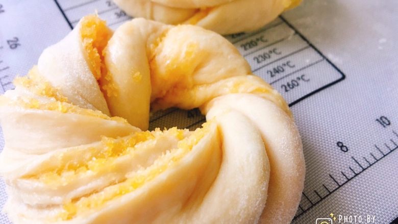 椰香四溢的软绵绵椰蓉面包,然后从右向左像扭麻绳一样，两端一定要捏紧，防止发酵或烘烤的时候散开。