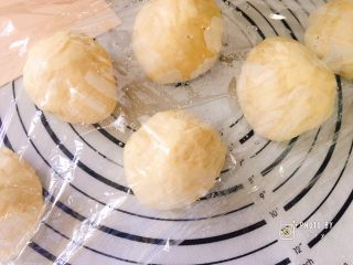 椰香四溢的软绵绵椰蓉面包,揉圆，盖上保鲜膜松弛15分钟。