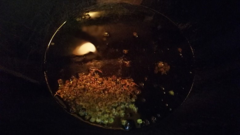 厨房神器之
——椒香葱油,当麻椒开始飘向一边