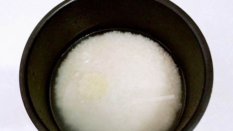 台湾卤肉饭,大米淘洗干净，放入1汤匙油，开始蒸饭。