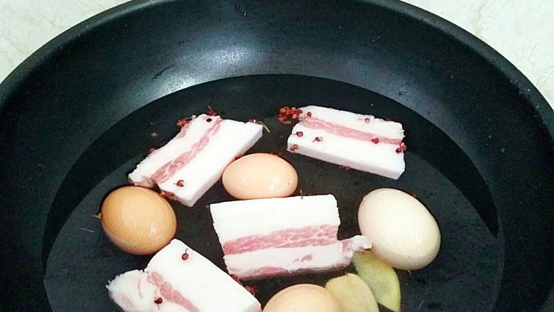 台湾卤肉饭,五花肉切块，放入<a style='color:red;display:inline-block;' href='/shicai/ 134659'>花椒粒</a>，姜片放入锅中和鸡蛋一起煮透去血水。