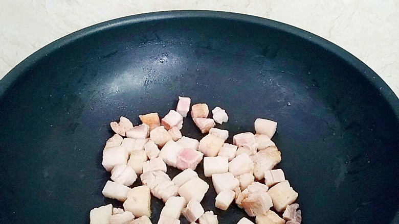 台湾卤肉饭,锅中放入五花肉丁小火煸炒出油。
