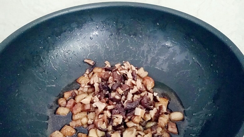 台湾卤肉饭,倒入香菇碎。
