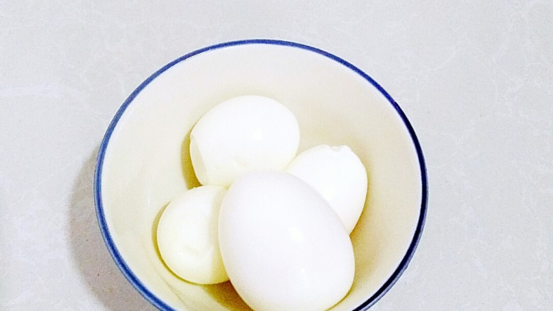 台湾卤肉饭,鸡蛋也已经凝固取出剥皮备用。