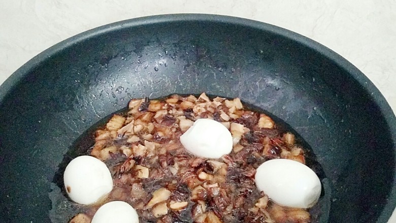 台湾卤肉饭,加入泡发香菇的水，放入鸡蛋，炼制的葱头。