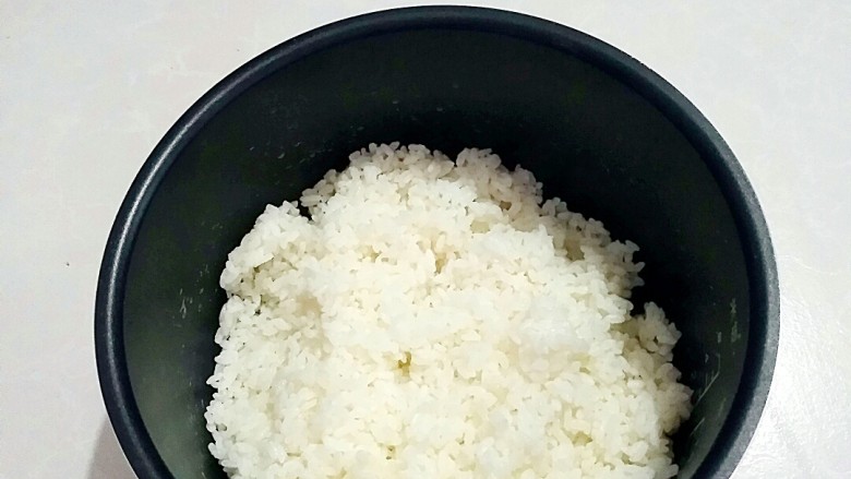 台湾卤肉饭,米饭已经蒸出，翻拌均匀变散。