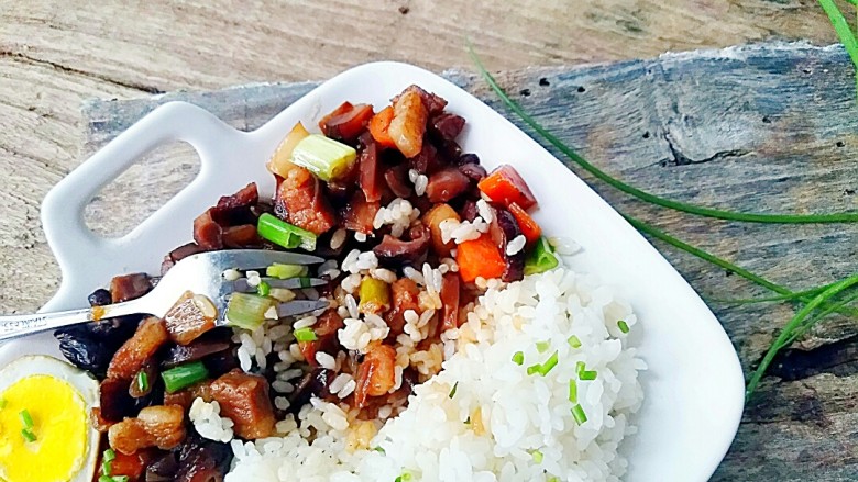 台湾卤肉饭,大碗中一半盛入米饭，一半盛上卤肉，鸡对半切开就可以了！