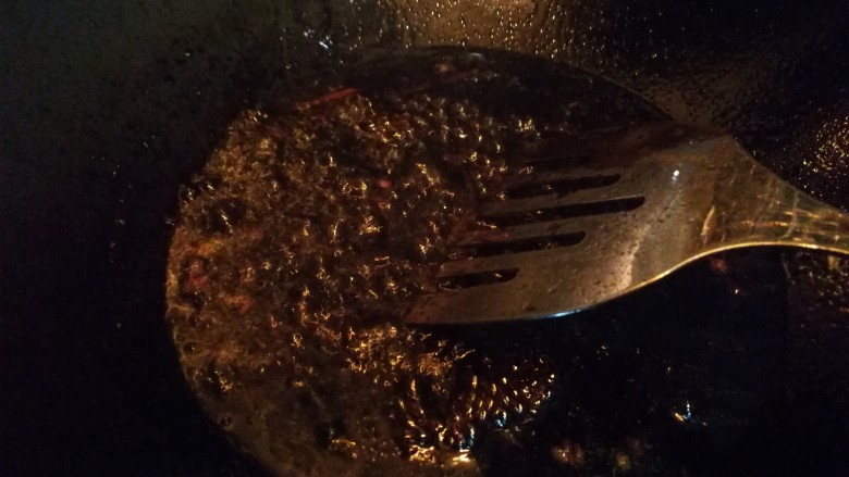 厨房神器之
——椒香葱油,倒入生抽和老抽，冒泡后马上关火。
