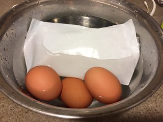 日式鸡汤泡饭,鸡蛋捞出来，放入冰水，拔凉。然后剥壳，切两半。