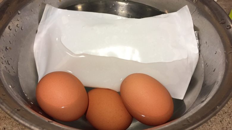 日式鸡汤泡饭,鸡蛋捞出来，放入冰水，拔凉。然后剥壳，切两半。