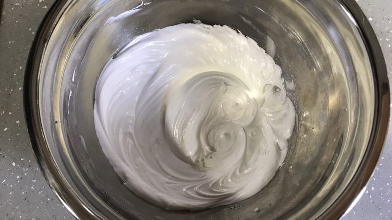 意式抹茶马卡龙,加入糖浆后的蛋白霜非常坚挺有光泽
