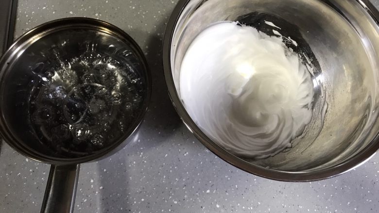 意式抹茶马卡龙,将糖浆缓慢多次加入蛋白霜，期间打蛋器开高速打发，糖浆倒完后转中速，继续打发至手摸打蛋盆感觉温度不烫手但比手温高的程度。蛋白霜低于40度就不可以再继续打了。