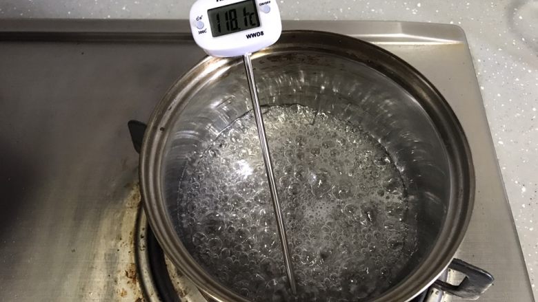 意式抹茶马卡龙,糖浆加热到118度离火