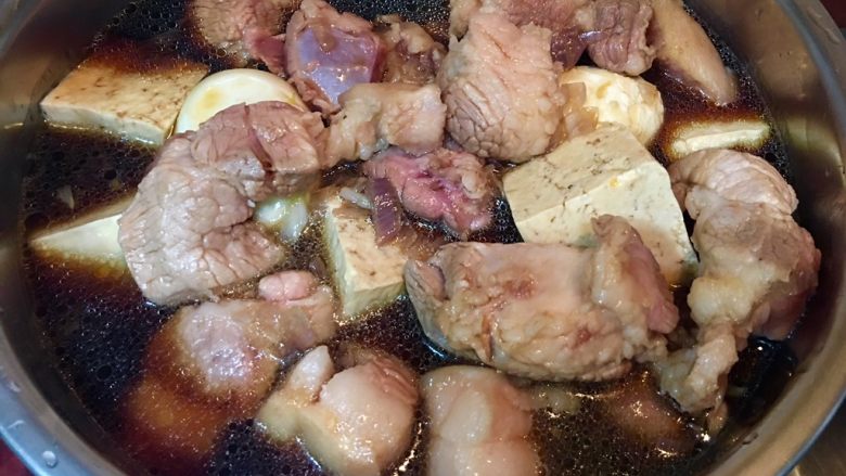 台灣必嚐美食～滷肉鍋,鍋內倒入開水（需微微淹過食材）