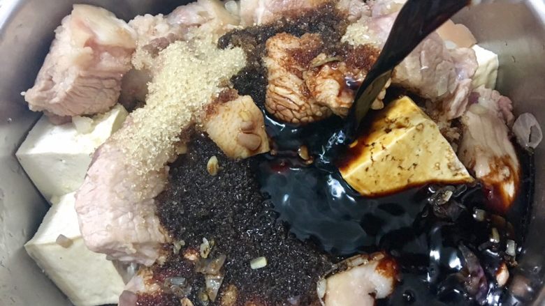 台灣必嚐美食～滷肉鍋,再來是倒入醬油