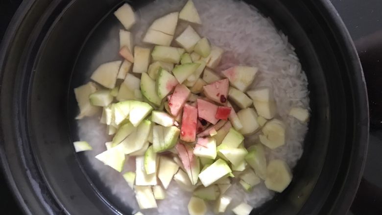 宝宝辅食之甜菜根蔬菜的焖饭,然后把西葫芦瓜和白胡萝卜也切丁